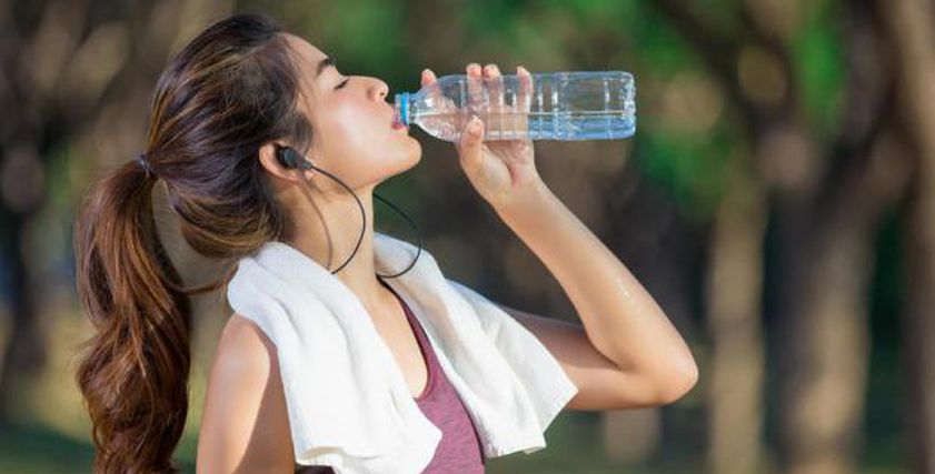 هل يساعد شرب الماء على إنقاص الوزن؟