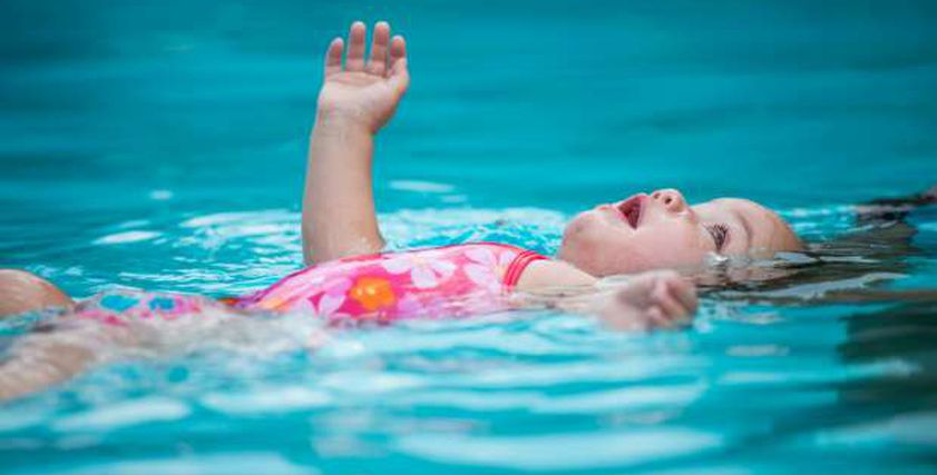 عقب وفاة طفلة أثناء تدريب السباحة.. كيف تحمي ابنك من الغرق؟