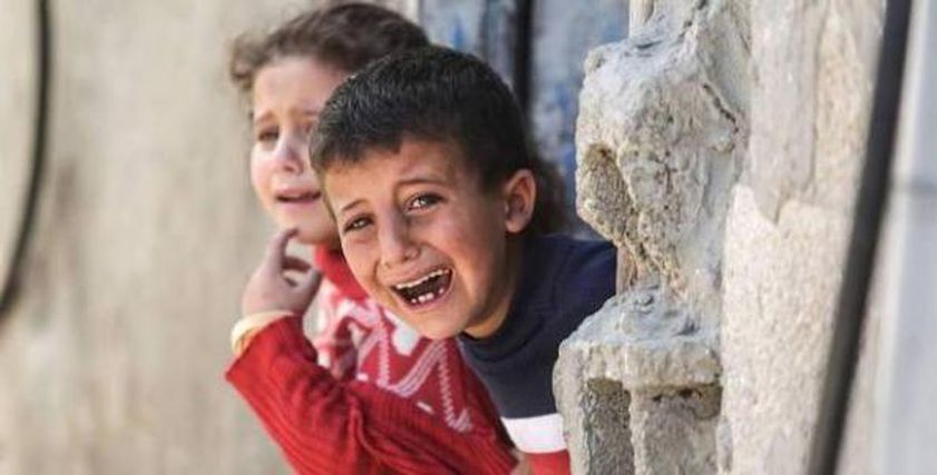 طفل فلسطيني يعود من طريقه بعد رؤية قوات الاحتلال