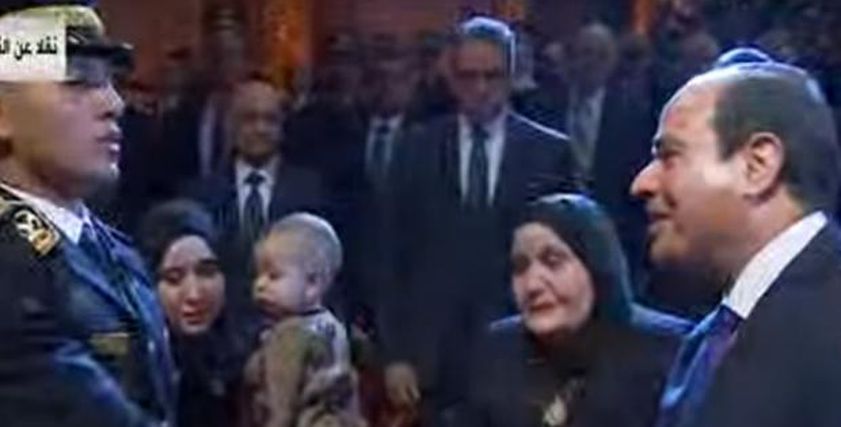 الرئيس يقدم التحية لأسرة الشهيد وائل طاحون وزوجة الشهيد ماجد عبدالرازق