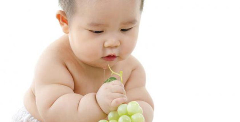 طفل يتناول فاكهة