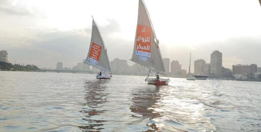 المراكب الشراعية تبحر في نهر النيل حاملة رائل لمناهضة العنف ضد المرأة