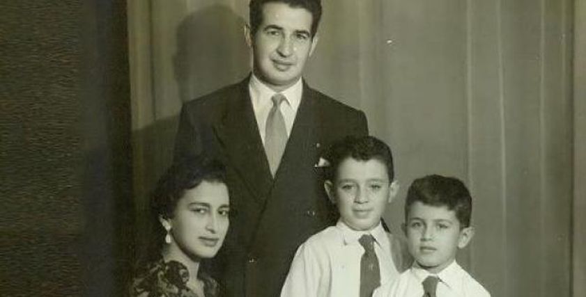 الكاتب صحفي «إحسان عبد القدوس» وأبنائه