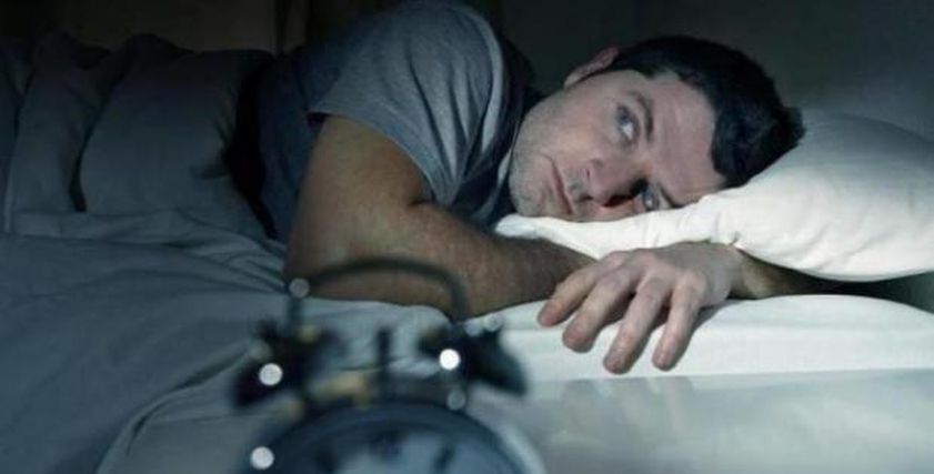 لماذا يعاني البعض من صعوبة النوم رغم النعاس؟