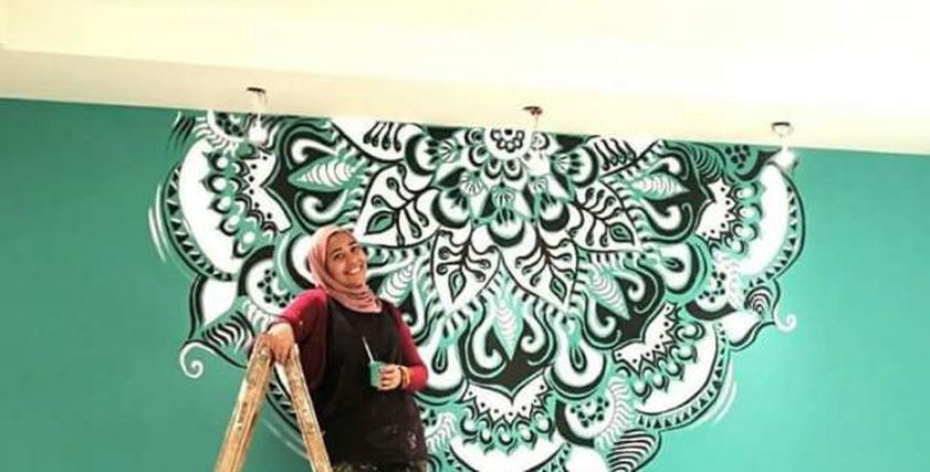 آية رمضان تحول الحوائط والجدران الصماء إلى لوحات فنية