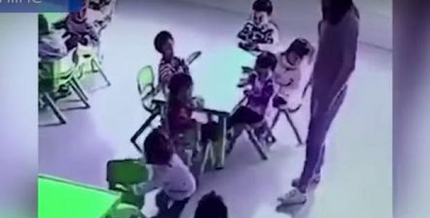 بالفيديو| معلمة تعاقب طفلة بسحب الكرسي من اسفلها قبل جلوسها