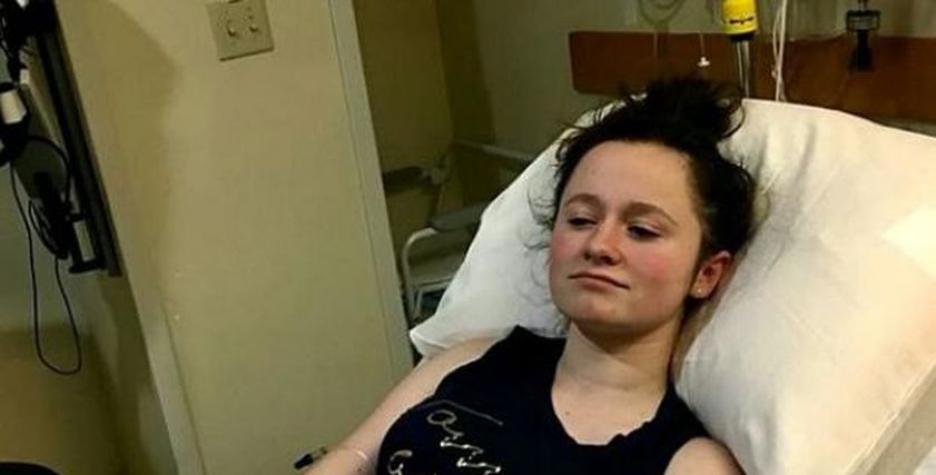 مرض نادر يهدد فتاة بريطانية بالموت في حالة تنفس روائح كريهة
