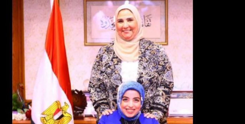 وزيرة التضامن مع هبة عز العرب