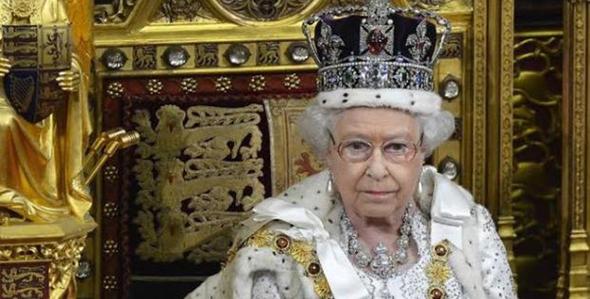 الملكة إليزابيث وهى ترتدي تاج الدولة الإمبراطوري