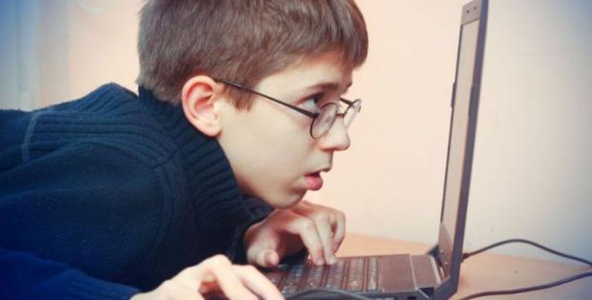 مخاطر الإنترنت على الأطفال