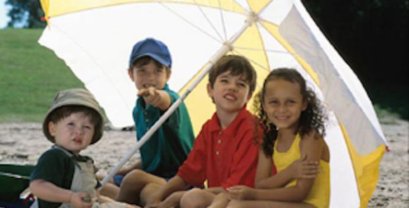 منها ارتداء ملابس فاتحة اللون.. 4 نصائح لحماية الأطفال من حرارة الصيف
