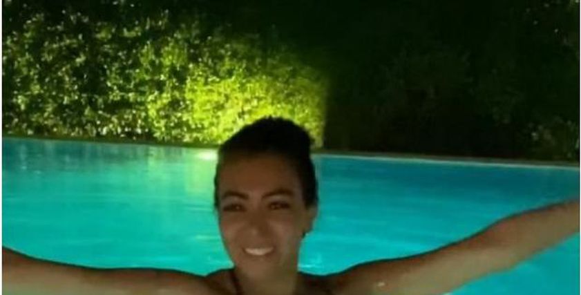 مريهان حسين بترقص في حمام السباحة