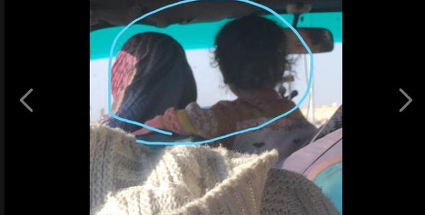 تداول لقطة لاحتضان سائقة ميكروباص طفلتها أثناء القيادة