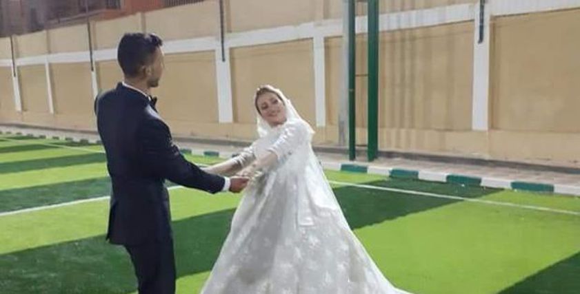 فوتو سيشن زفاف في ملعب خماسي