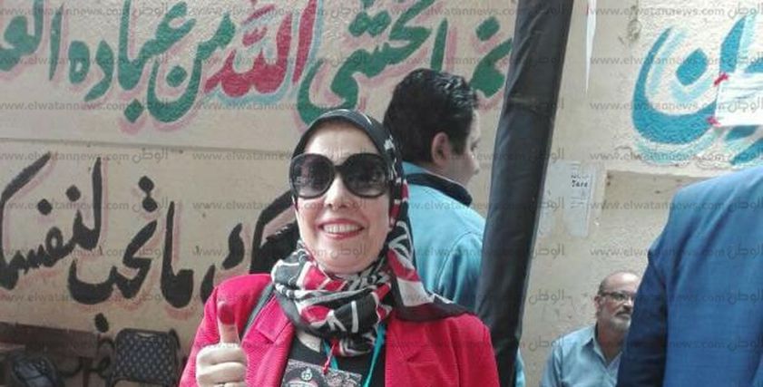 «هدى» ترتدي صور زعماء مصر في قلادة «جاية أرد الجميل»