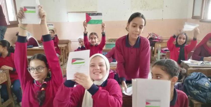 أطفال يحتفون بأعلام فلسطين دعمًا لغزة