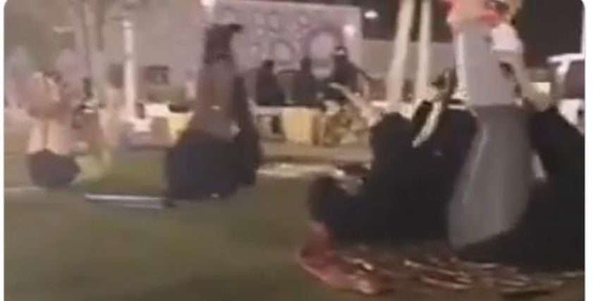 السعوديات غلى جانب الشباب وهم يؤدون تمارين رياضية في ساحة عامة