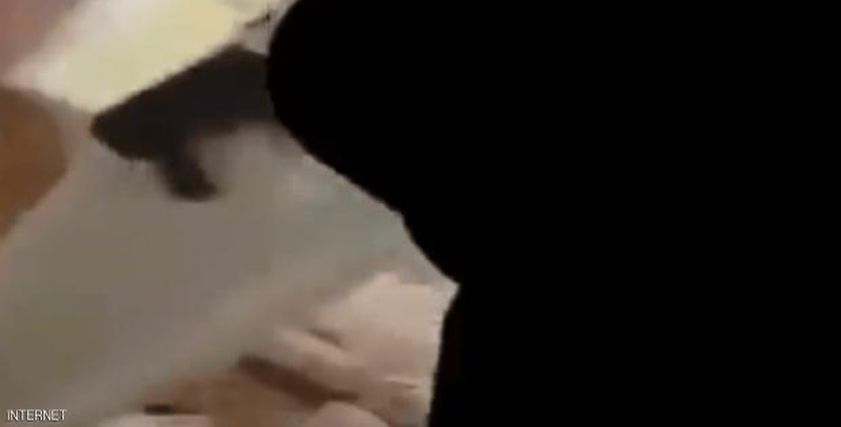 السعودية تبحث عن صاحب الفيديو الذي عذب زوجته وبناته