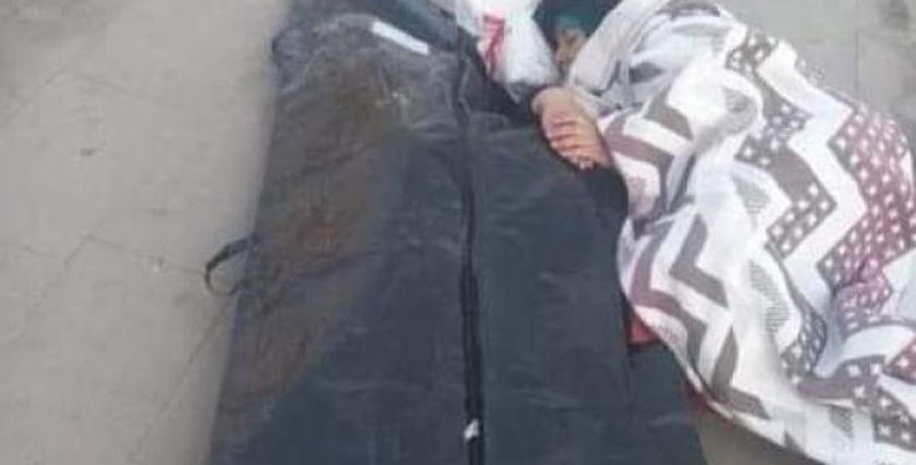 سيدة سورية تنام بجانب جثة ابنها