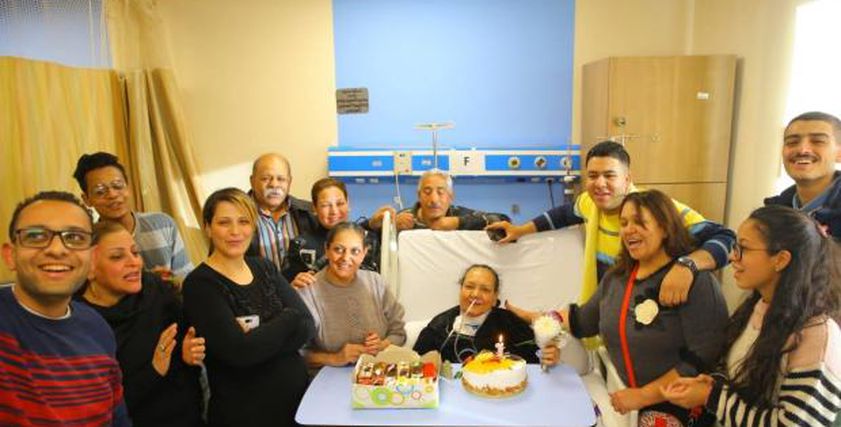محاربة سرطان تحتفل بعيد ميلاها بالمستشفى