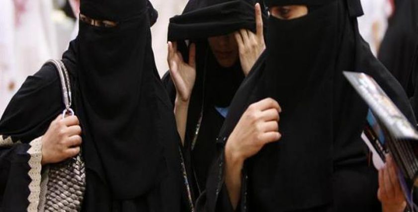 السعودية تقبض على مجموعة رجال تشبهوا بالنساء
