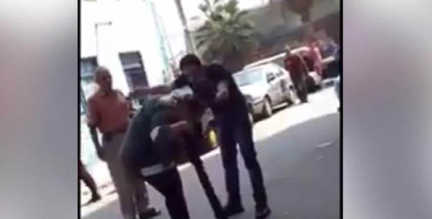 رجل يتعدى على زوجته بالضرب والشتيمة في الشارع وسط حضور المارة
