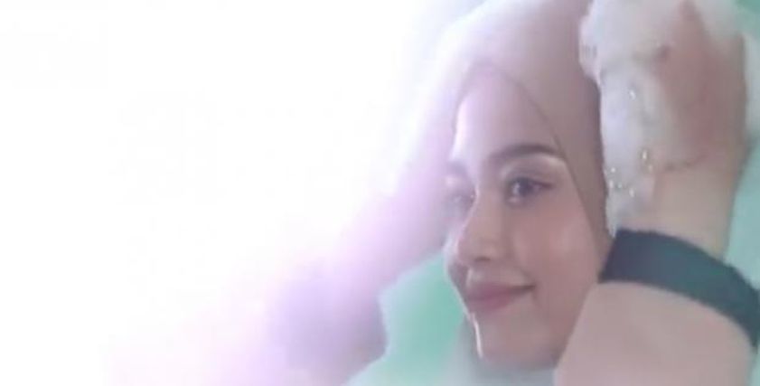 محجبة تظهر بالحجاب في اعلان شامبو للشعر!