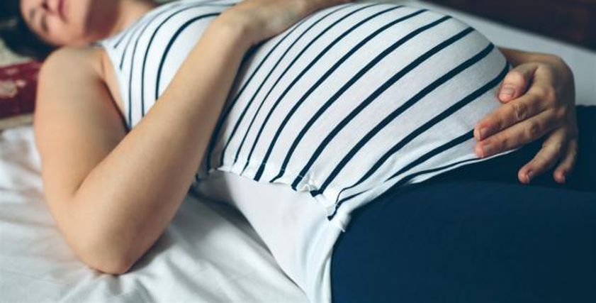 أوضاع نوم خاطئة للحامل تضر بصحة الجنين