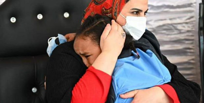 الطفلة حنين أثناء احتضانها نيفين القباج وزيرة التضامن