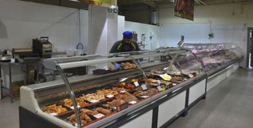 محل يبيع اللحوم والدواجن متبلة لتوفير الوقت للسيدات