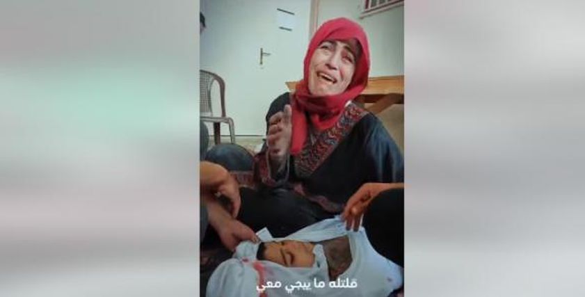 فلسطينية تتوسل بتكفينها مع طفلها بعد استشهاده