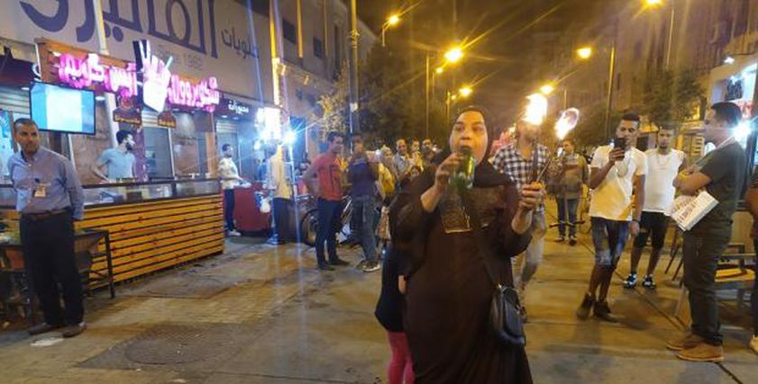 «أم وليد» تقدم عروضها فى أحد شوارع القاهرة