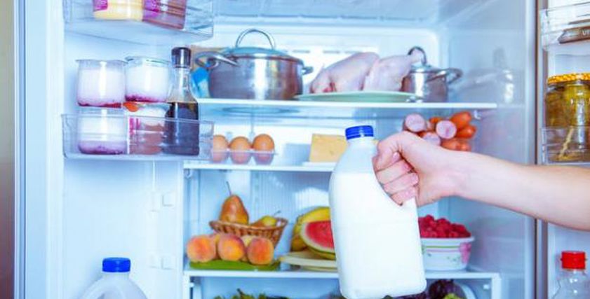 تخزين اللبن الحليب في باب الثلاجة