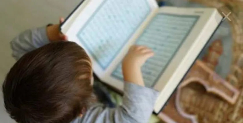 كيفية تعليم الاطفال حفظ القرآن في سن صغير