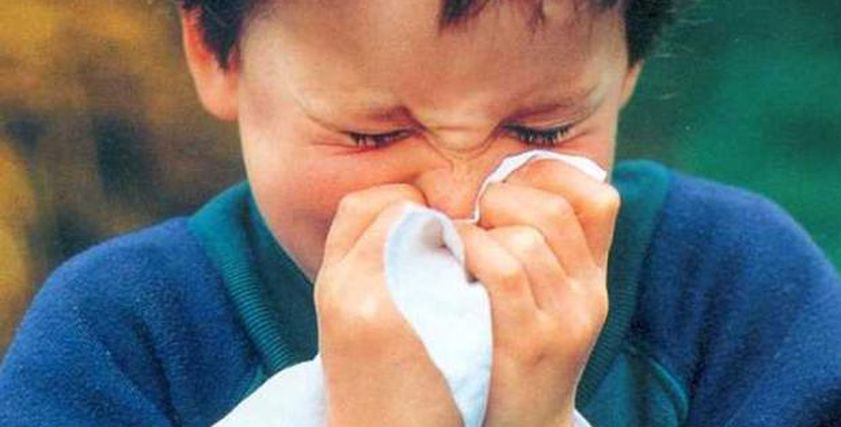 صورة تعبيرية لطفل يعاني من نزلة برد