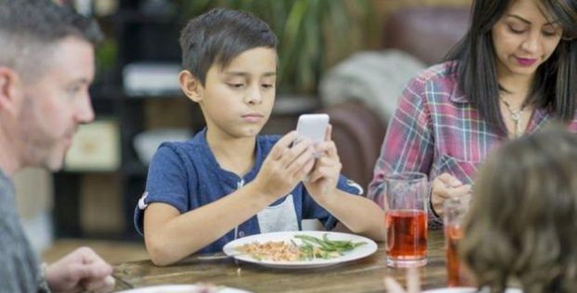 الأطفال واستخدام الهواتف الذكية