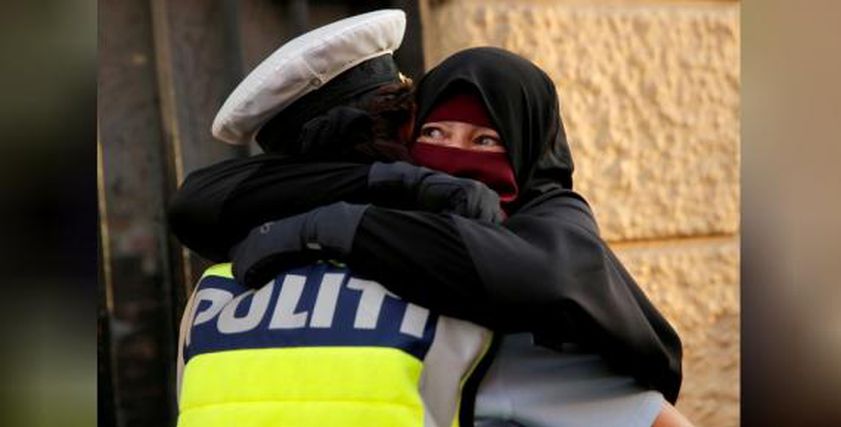 التحقيق مع شرطية دنماركية احتضنت منتقبة خلال مظاهرات 