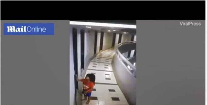 بتمشي وهي نايمة.. طفلة تايلندية تلقي نفسها من الطابق 11 داخل فندق