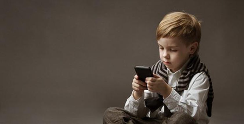 مخاطر الهواتف على الأطفال