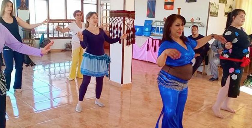 بالصور| سائحة إيطالية تنظم رحلات لتعليم الرقص في الأقصر