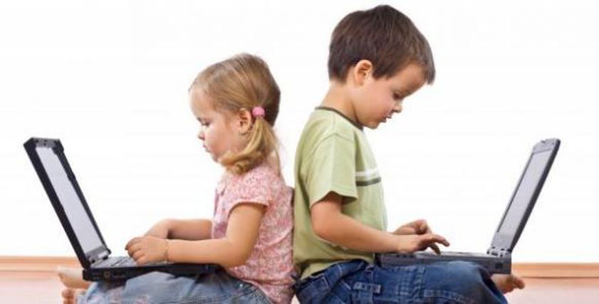 كم ساعة يسمح للطفل بالجلوس امام شاشة الموبايل والتابلت؟
