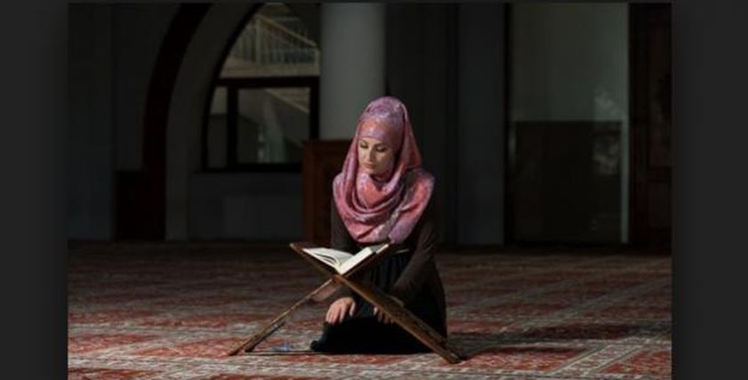 ما حكم تلاوة المرأة القرآن أمام الرجال الأجانب ؟.. دار الإفتاء تجيب