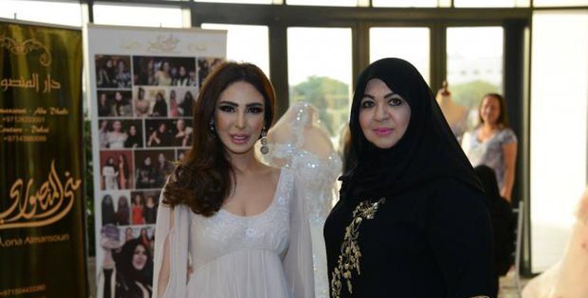 منى المنصوري وعريب حمدان خلال افتتاح معرض 