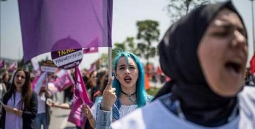 في يومها العالمي.. تركيا تواصل انتهاكاتها ضد المرأة 