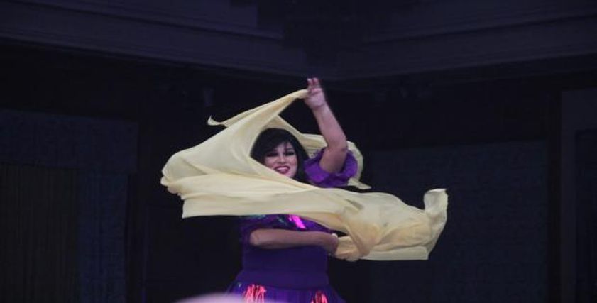 فيفي عبدة تنشر لقطات مجمعه من رقصتها في رأس السنة