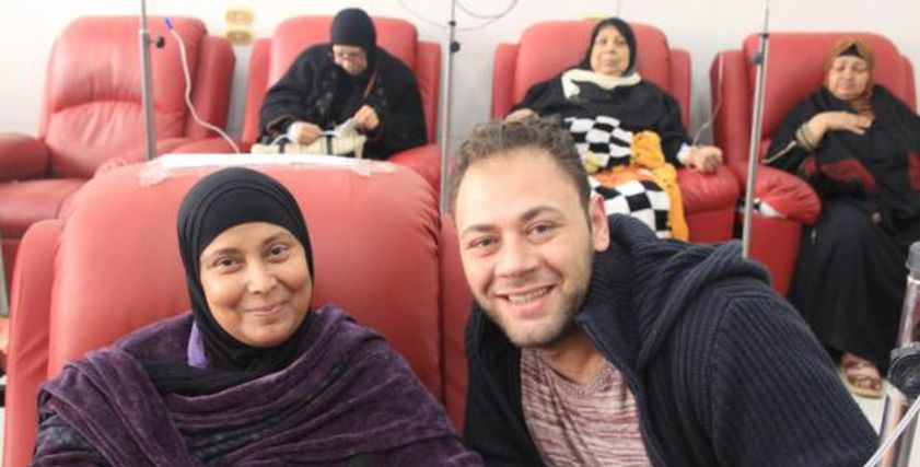 محمد على رزق يدعم مريضات سرطان الثدى