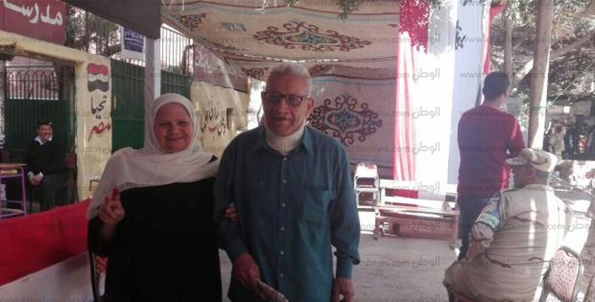 عجوز يساند زوجته الخمسينية في الانتخابات: «لازم نشارك عشان بلدنا»