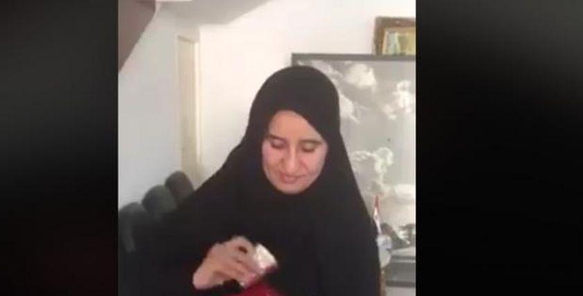 الشيخة لمياء آل خليفة تقدم التمور والقهوة للناخبين في البحرين