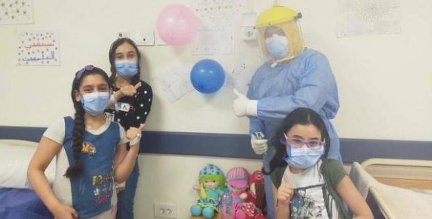 الفتيات الثلاثة خلال علاجهم فى مستشفى العلمين للعزل