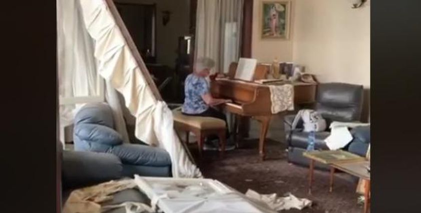 سيدة تعزف البيانو وسط خراب بيروت